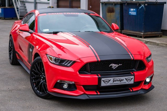 červené auto – Mustang